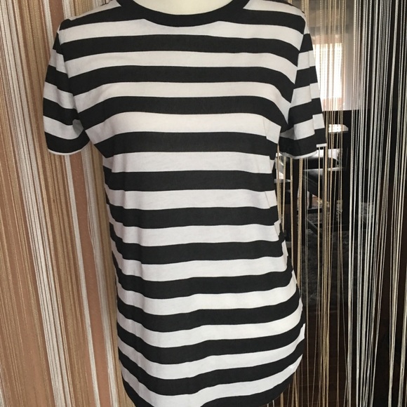 ⭐️HOST⭐️PICK ⭐️🖤Pink Victoria’s Secret 🖤T Shirt - Picture 3 of 7